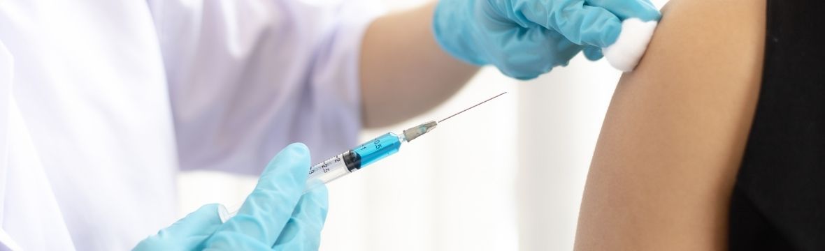 やまおか内科クリニックでの安全なワクチン接種の様子